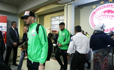 Άνδρες των ΜΑΤ χειροκροτούν τον Παναθηναϊκό μέσα στο Καραϊσκάκη!