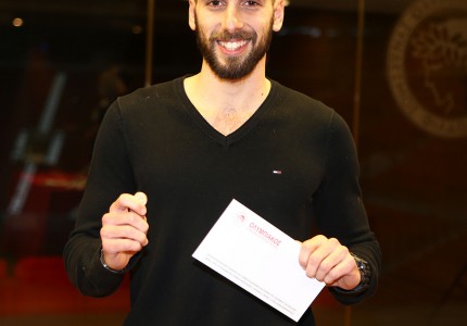 Ο Ερασιτέχνης έκοψε την πρωτοχρονιάτικη πίτα