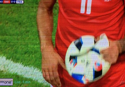 Έσκασε η μπάλα στο Γαλλία-Ελβετία! (video)