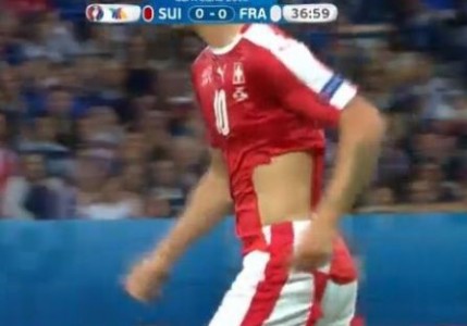 Χαμός με τις σκισμένες φανέλες της Ελβετίας!