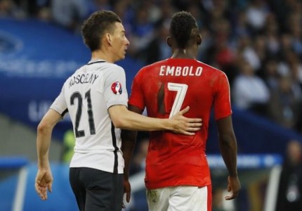 Χαμός με τις σκισμένες φανέλες της Ελβετίας!