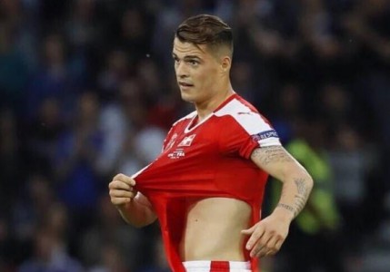 Χαμός με τις σκισμένες φανέλες της Ελβετίας!