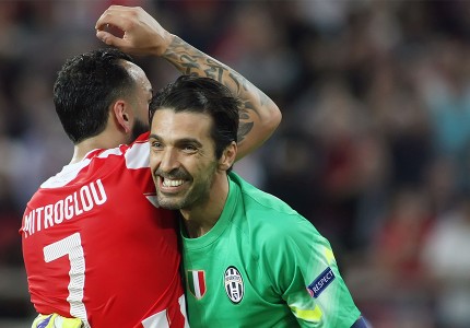 Προσκύνησε (και) η 