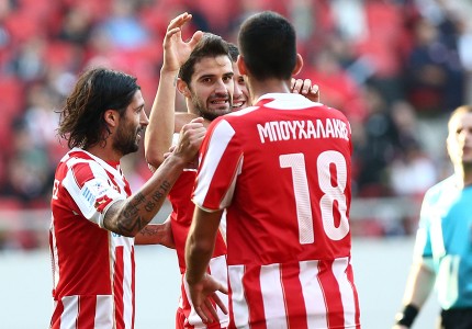 Μοίρασε 5άρες (photos, videos)