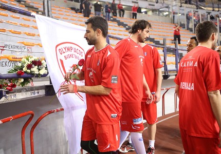 Ένα λουλούδι στη μνήμη των θυμάτων της Θύρας 7