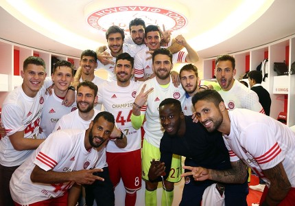 ΣΟΚ! Πανηγύρισαν οι παίκτες του Ολυμπιακού στα αποδυτήρια του Καραϊσκάκη, κίνδυνος αφαίρεσης βαθμών!