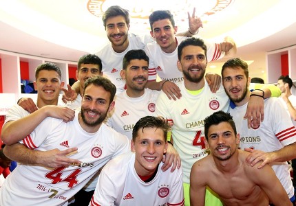 ΣΟΚ! Πανηγύρισαν οι παίκτες του Ολυμπιακού στα αποδυτήρια του Καραϊσκάκη, κίνδυνος αφαίρεσης βαθμών!