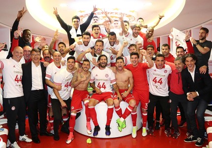 ΣΟΚ! Πανηγύρισαν οι παίκτες του Ολυμπιακού στα αποδυτήρια του Καραϊσκάκη, κίνδυνος αφαίρεσης βαθμών!