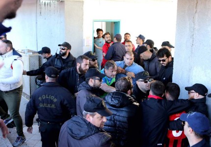 Πλακώνονται και οι ψευδομάρτυρες;