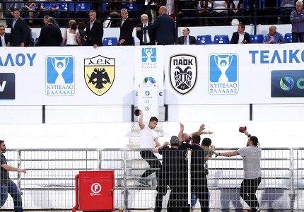 Τι βλέπει με ενδιαφέρον εδώ ο Ιβάν Σαββίδης;