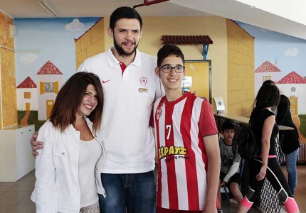 Μοίρασαν χαμόγελα ομάδα και κόσμος του Θρύλου! (photos)