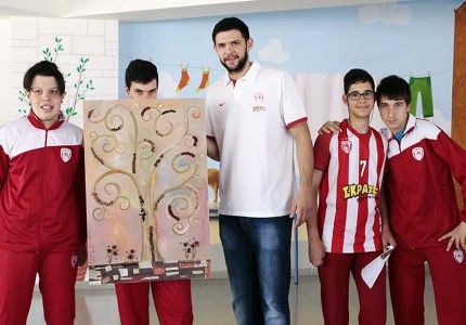 Μοίρασαν χαμόγελα ομάδα και κόσμος του Θρύλου! (photos)