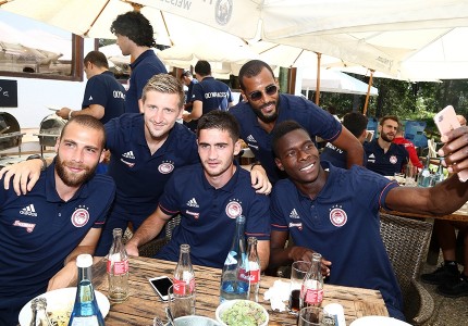 Το οικογενειακό γεύμα του Θρύλου (photos)