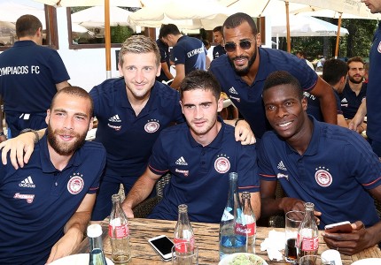 Το οικογενειακό γεύμα του Θρύλου (photos)