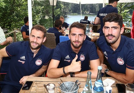 Το οικογενειακό γεύμα του Θρύλου (photos)