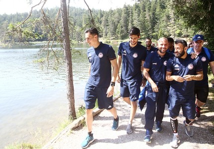 Το οικογενειακό γεύμα του Θρύλου (photos)