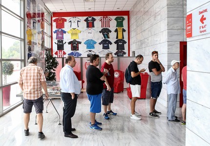 Ουρές και σήμερα στο Ναό (photos)