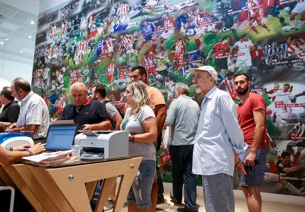 Ουρές και σήμερα στο Ναό (photos)