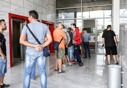 Ουρές και σήμερα στο Ναό (photos)