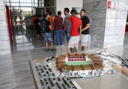 Ουρές και σήμερα στο Ναό (photos)