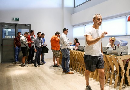 Ουρές και σήμερα στο Ναό (photos)