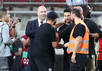 Επίθεση... αγάπης σε Μιραλάς! (Photos)