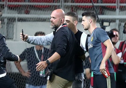 Επίθεση... αγάπης σε Μιραλάς! (Photos)