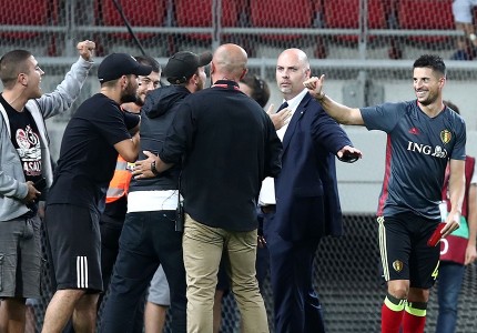 Επίθεση... αγάπης σε Μιραλάς! (Photos)