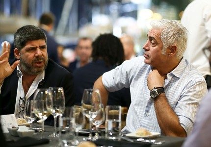 Υπέροχο δείπνο, με φόντο τη θάλασσα του Πειραιά!
