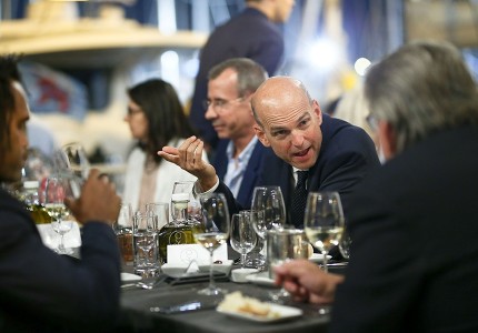 Υπέροχο δείπνο, με φόντο τη θάλασσα του Πειραιά!