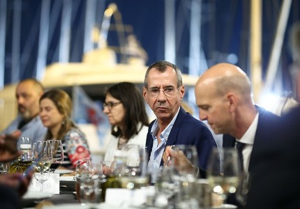 Υπέροχο δείπνο, με φόντο τη θάλασσα του Πειραιά!