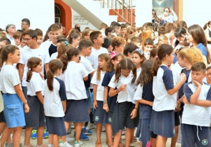 Ο πρόεδρος του Θρύλου, δίπλα στους μαθητές του Πειραιά