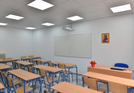 Ο πρόεδρος του Θρύλου, δίπλα στους μαθητές του Πειραιά