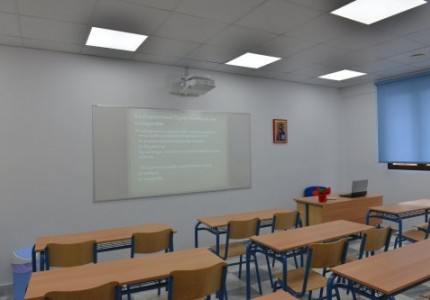 Ο πρόεδρος του Θρύλου, δίπλα στους μαθητές του Πειραιά