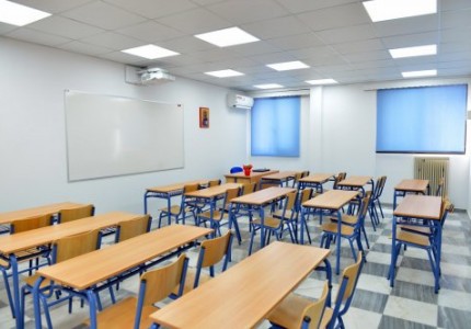 Ο πρόεδρος του Θρύλου, δίπλα στους μαθητές του Πειραιά