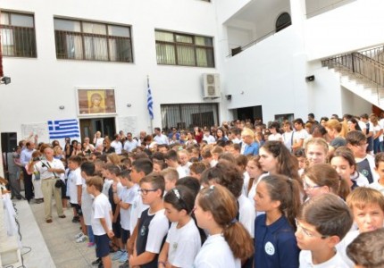 Ο πρόεδρος του Θρύλου, δίπλα στους μαθητές του Πειραιά