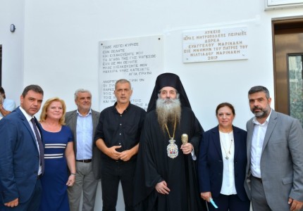 Ο πρόεδρος του Θρύλου, δίπλα στους μαθητές του Πειραιά