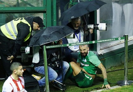 Διαπιστευμένοι οπαδοί στον αγωνιστικό χώρο! (Photos)