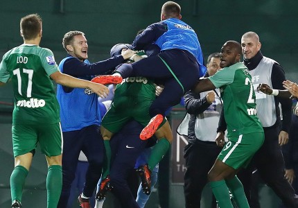 Διαπιστευμένοι οπαδοί στον αγωνιστικό χώρο! (Photos)
