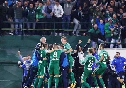 Διαπιστευμένοι οπαδοί στον αγωνιστικό χώρο! (Photos)