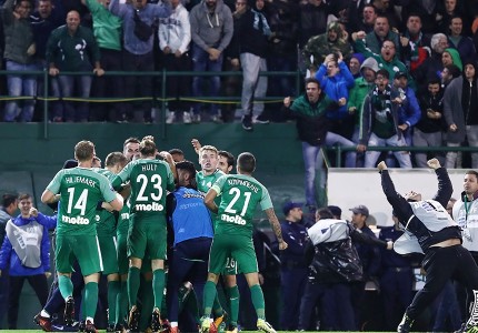 Διαπιστευμένοι οπαδοί στον αγωνιστικό χώρο! (Photos)