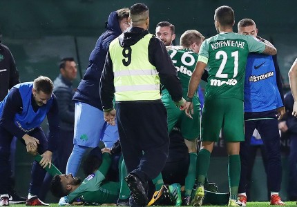 Διαπιστευμένοι οπαδοί στον αγωνιστικό χώρο! (Photos)