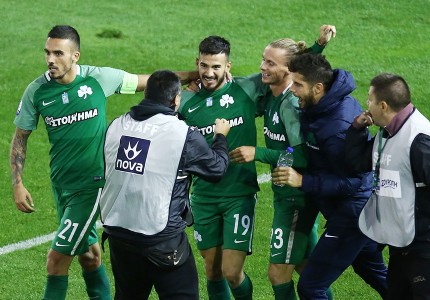 Διαπιστευμένοι οπαδοί στον αγωνιστικό χώρο! (Photos)