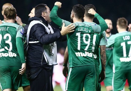 Διαπιστευμένοι οπαδοί στον αγωνιστικό χώρο! (Photos)