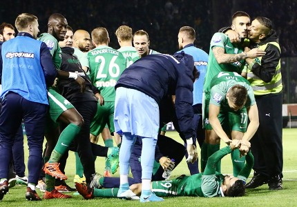 Διαπιστευμένοι οπαδοί στον αγωνιστικό χώρο! (Photos)