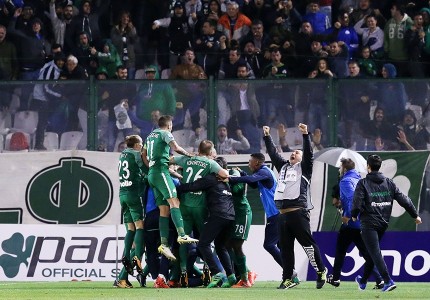 Διαπιστευμένοι οπαδοί στον αγωνιστικό χώρο! (Photos)