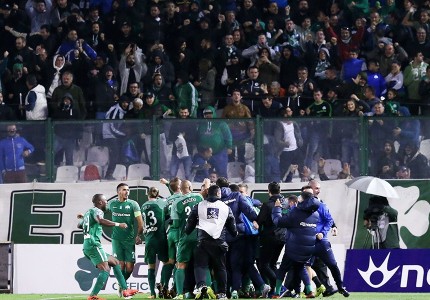 Διαπιστευμένοι οπαδοί στον αγωνιστικό χώρο! (Photos)