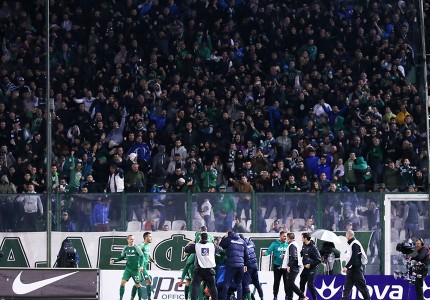Διαπιστευμένοι οπαδοί στον αγωνιστικό χώρο! (Photos)
