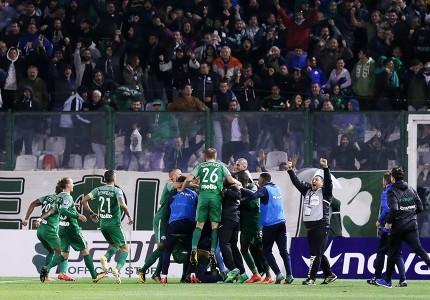 Διαπιστευμένοι οπαδοί στον αγωνιστικό χώρο! (Photos)