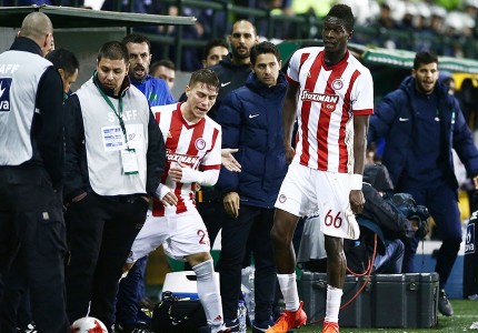 Διαπιστευμένοι οπαδοί στον αγωνιστικό χώρο! (Photos)